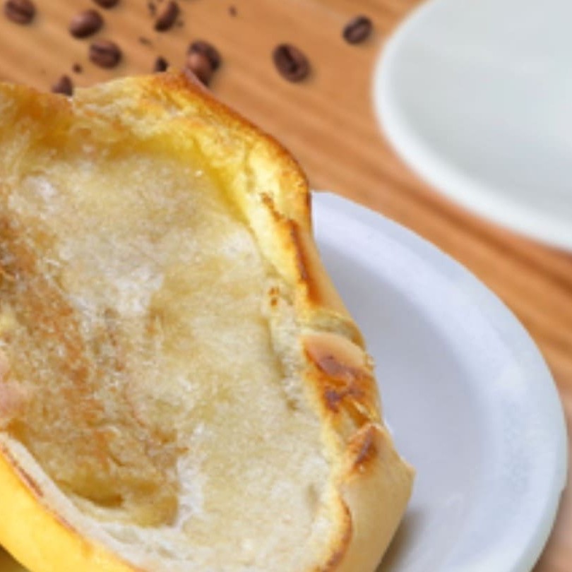 Delicie-se com nosso 'Pão na Chapa', Cada mordida conta com a crocância de um pão francês perfeitamente tostado na manteiga até atingir o ponto ideal de crosta dourada e miolo macio. A manteiga, derretida na chapa quente, penetra sutilmente no pão, proporcionando uma experiência gustativa rica e irresistível. Uma opção simples, mas repleta de sabor e tradição.