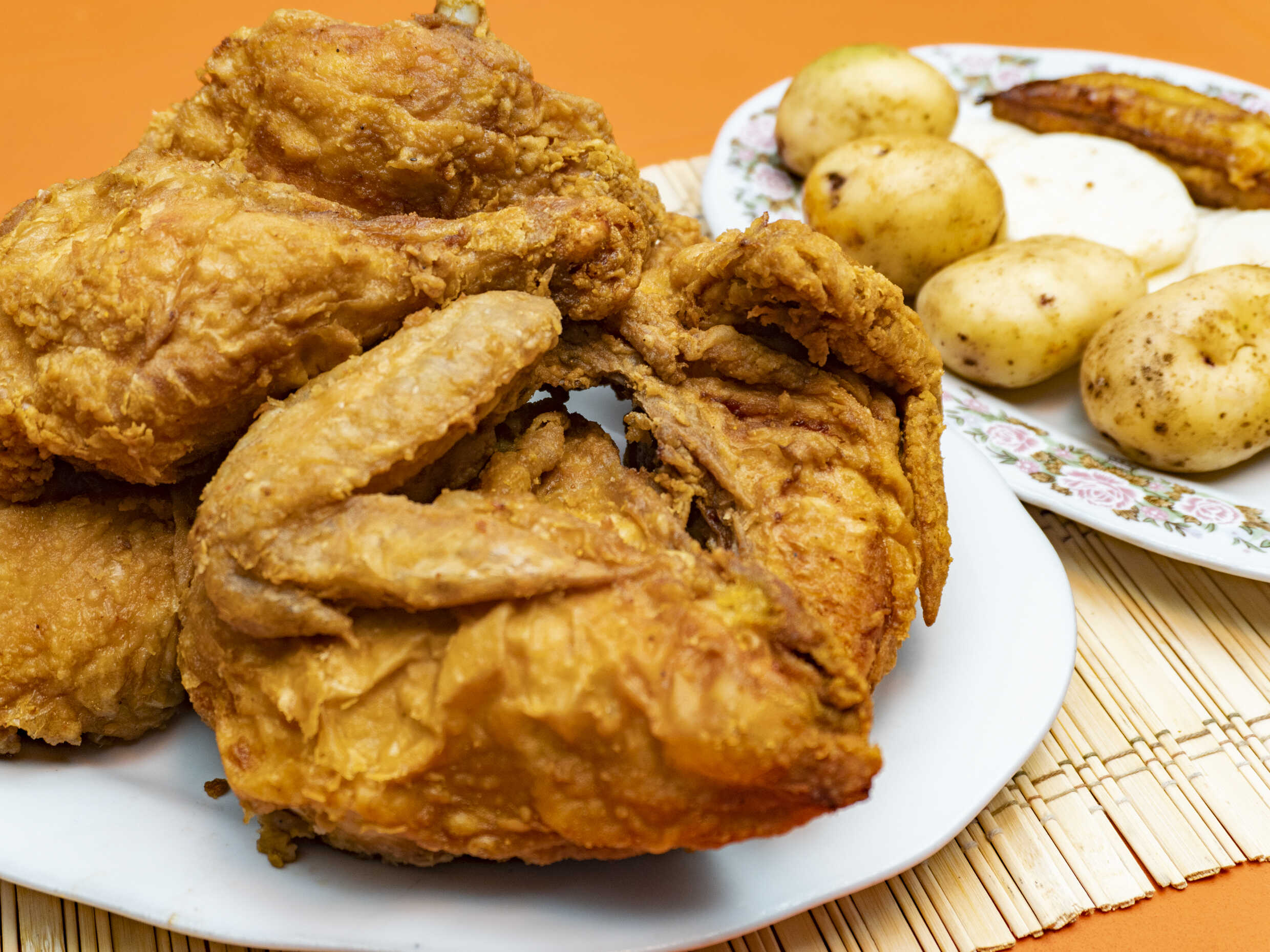 Pollo Apanado 8 Presas con Maduro, Papa y Arepa