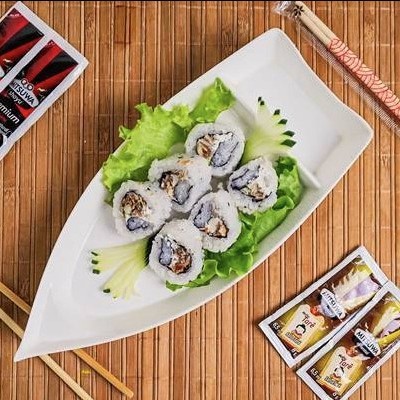 Alga (por dentro), arroz (por fora), pele de salmão grelhada, cream chease, gergelim