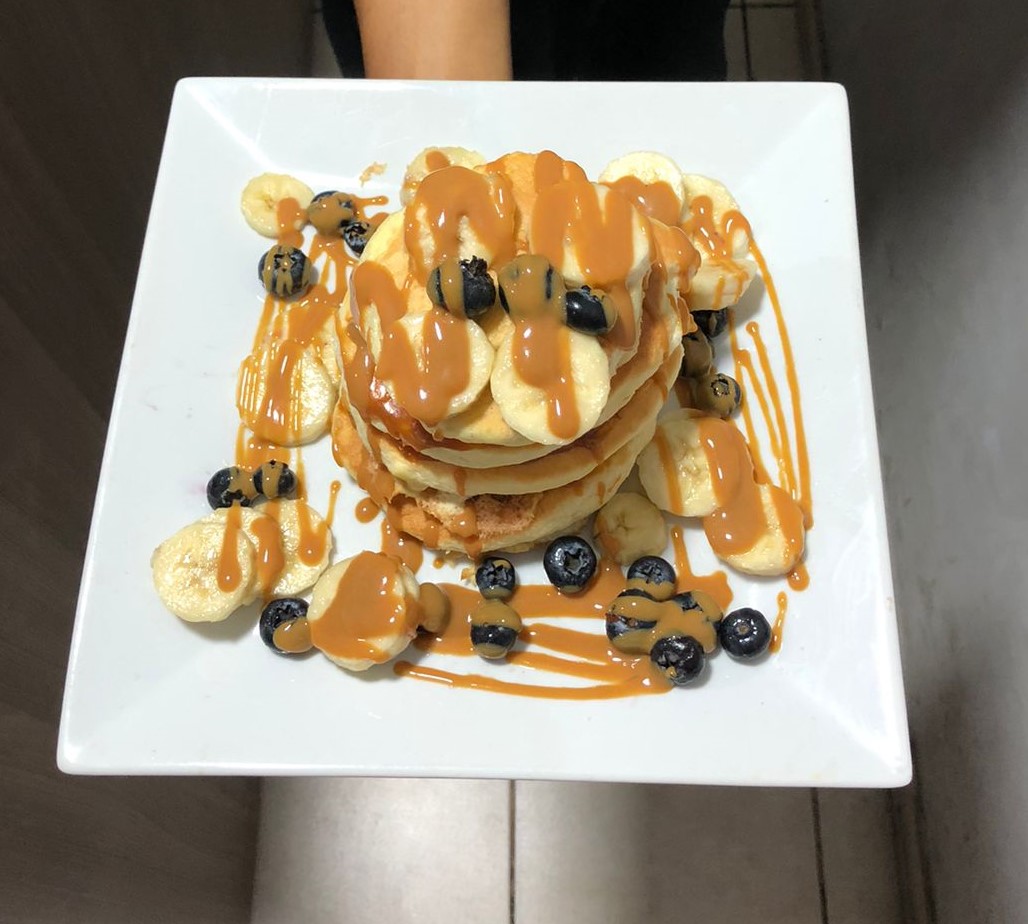 Pancakes con Manjar y 2 Frutas