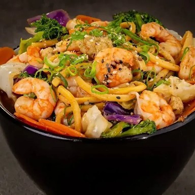 Tradicional receita oriental, feita com massa especial para yakisoba, camarão e legumes variados.