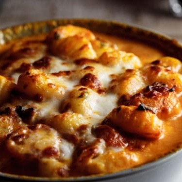 molho branco, queijo cheddar e bacon.