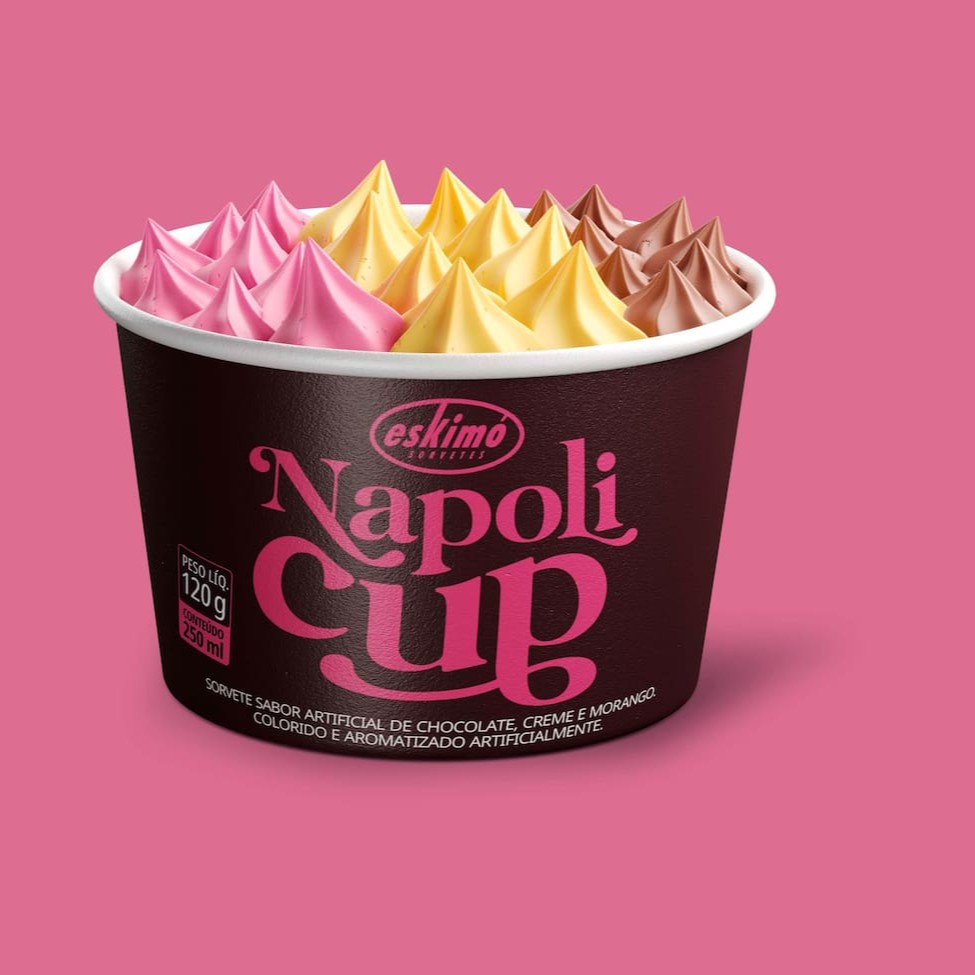 Sorvete sabor artificial de chocolate , creme e morango. Colorido e aromatizado artificialmente.