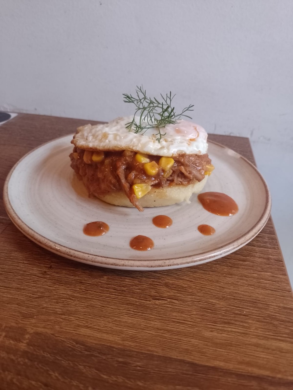 Arepa con Carne Desmechada y Huevo