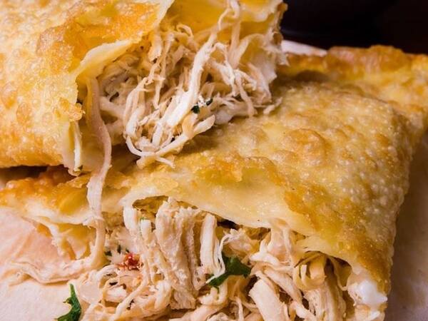 Pastel de 21cm bem recheado com frango desfiado e temperado no ponto certo. Sempre crocante, sequinho e servido quentinho, é a pedida perfeita para quem gosta de muito sabor em cada mordida e de um pastel que nunca decepciona.