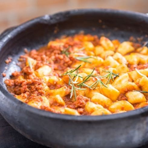 Este Combo Família apresenta três generosas porções de nosso Nhoque Artesanal de Batata, pesando entre 500 e 550g cada. Este prato, que é uma verdadeira obra-prima da culinária italiana, é meticulosamente preparado com ingredientes de alta qualidade, resultando em uma massa leve e saborosa. Além disso, oferecemos a opção de personalizar o sabor de acordo com sua preferência, tornando cada prato ex