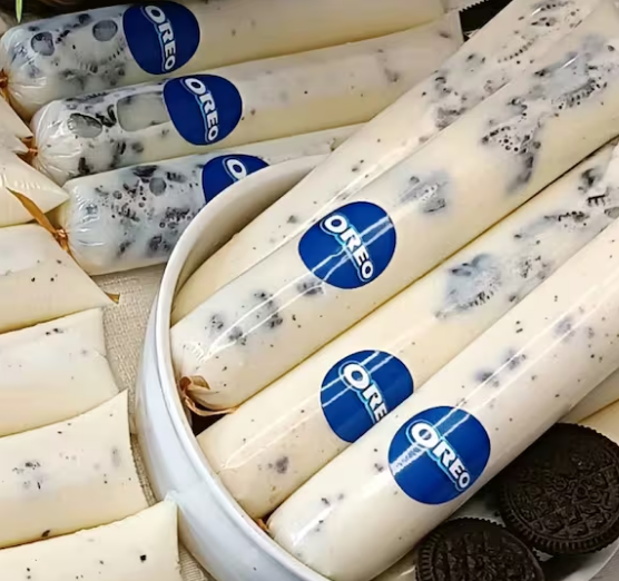 Delicie-se com o nosso Sacolé Gourmet Oreo, uma obra-prima gourmet de incrível sabor e textura. Este sacolé é uma combinação irresistível de cremosidade e a única do famoso biscoito Oreo. Com aproximadamente 160g