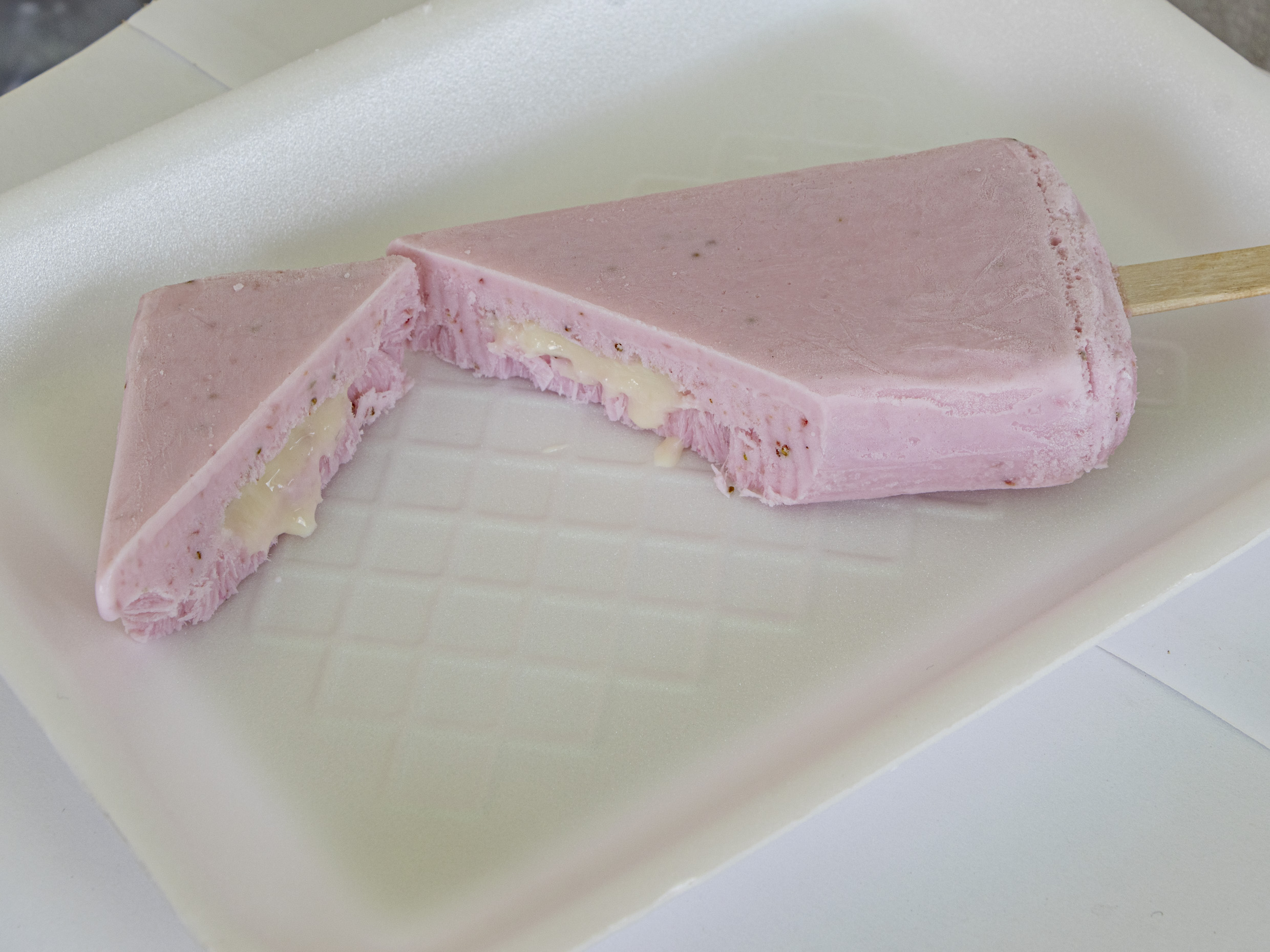 PALETA DE FRESA CREMA RELLENA DE LECHERA