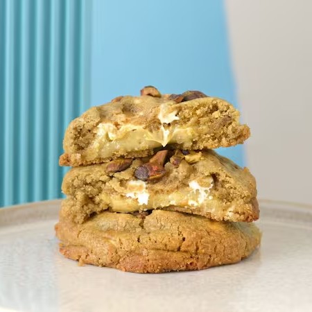 Nossa deliciosa massa amanteigada de cookie que derrete na boca, feita com manteiga de verdade, gotas de chocolate nobre branco, super recheado com brigadeiro cremoso de Pistache e pedaços de Pistache puro no topo.