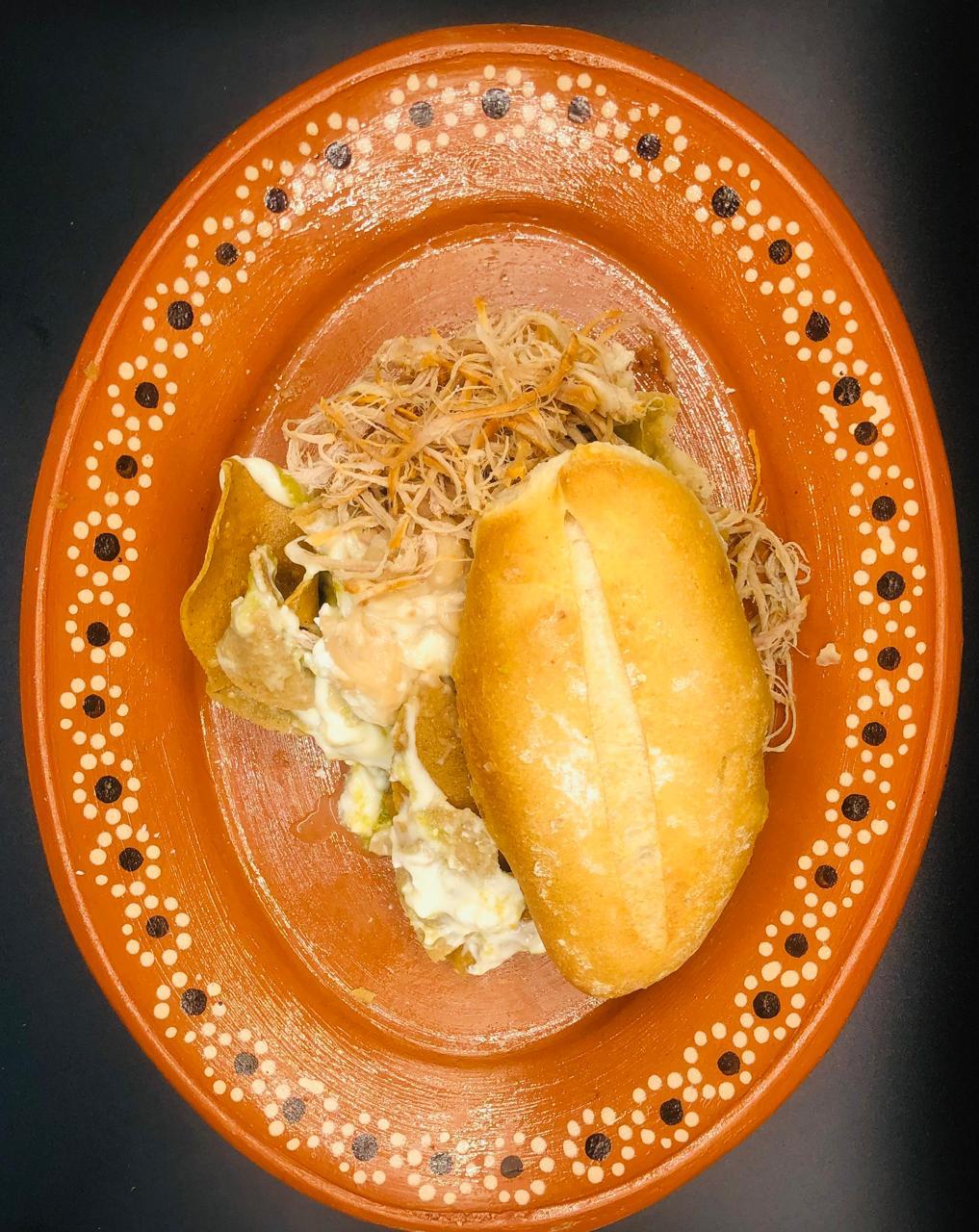 Torta de Chilaquiles con Carnitas