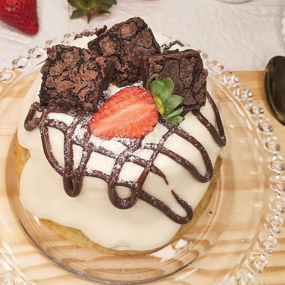 Esplendido bolo feito com massa de baunilha, super fofinho. Com cobertura e recheio do bolo com brigadeiro gourmet de Ninho cremoso e finalizado com o fios de creme de avelã, brownie e morangos frescos. serve até 2 pessoas  -------- tags ------ Entrega rápida , grátis , 0,99 , 0800 , desconto , promoção , cupom , barato , oferta , menor preço , frete grátis , presente , surpresa , gostoso , preço baixo , combo , festa , aniversario , parabéns , vela , família , confeitaria , doceria , doces , bolos , Dia dos Pais , Dia das Crianças , brigadeiro , docinhos , coco , bolo de pote , chocolate , morango , sobremesa , Nutella , copo da felicidade , pizza doce , brownie , gourmet , bombom , piscina , piscininha , ganache , caseiro , vovo , vovó , bento cake , vulcão , red velvet , trufas , banoffe , pudim , doce de leite , pão de mel , recheado , Oreo , kitkat , ferrero rocher , cheesecake , tartelete , Ninho , nozes , cupcake , trufado , cone , Belga , mousse ,  mandioca , fubá , goiabada , cenoura , churros ,