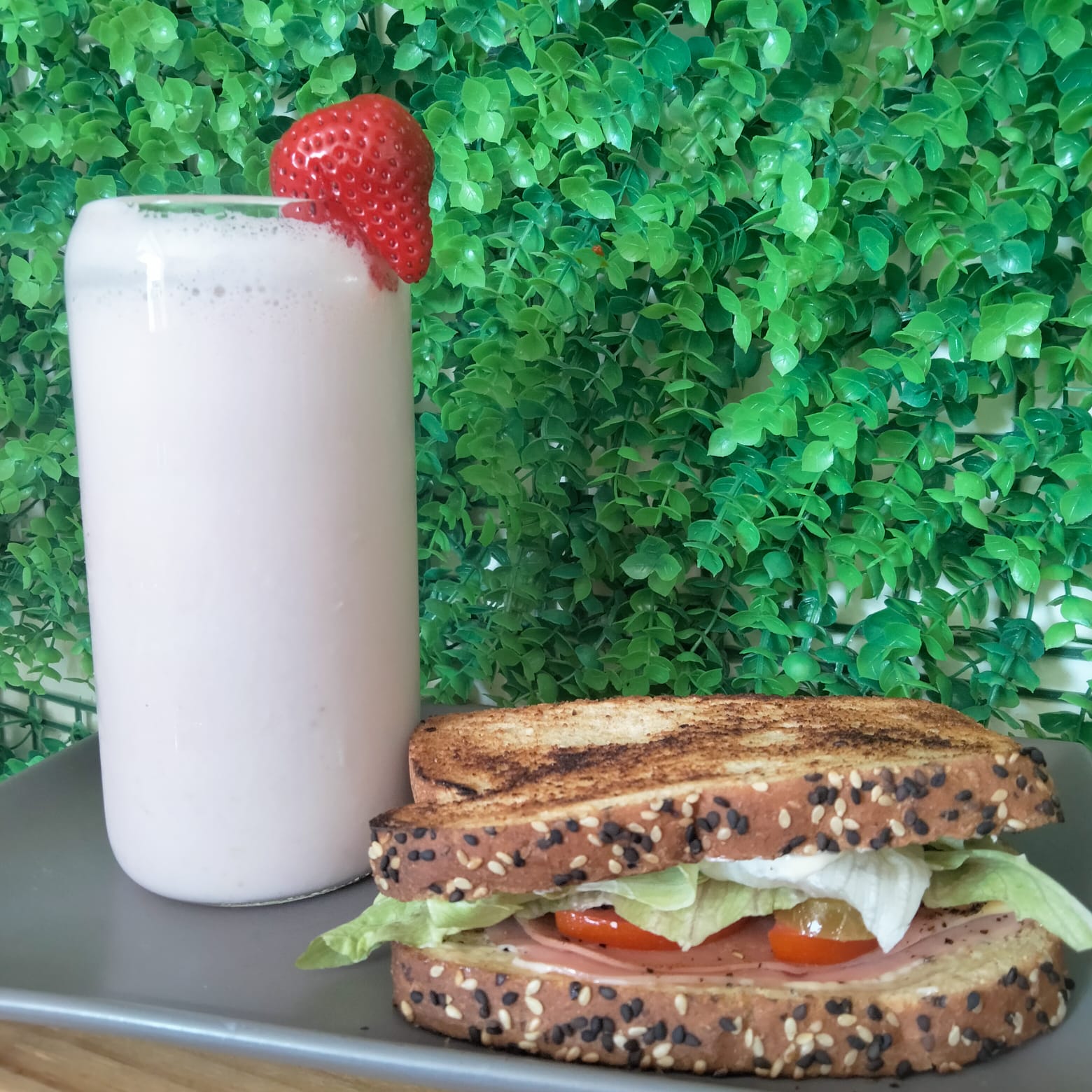 Sandwichito de Jamón de Pavo + Licuado de Fresa