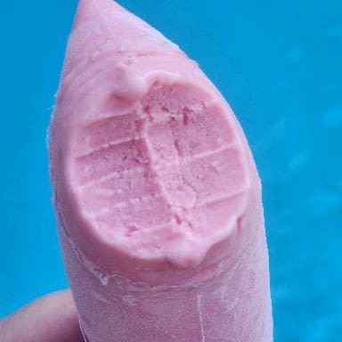 Base personalizada feita com a fruta de morango e vodka!