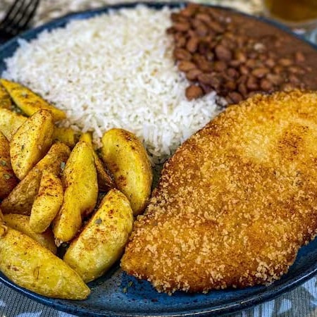 Filezinho de frango empanado bem crocante. Escolha 3 acompanhamentos!