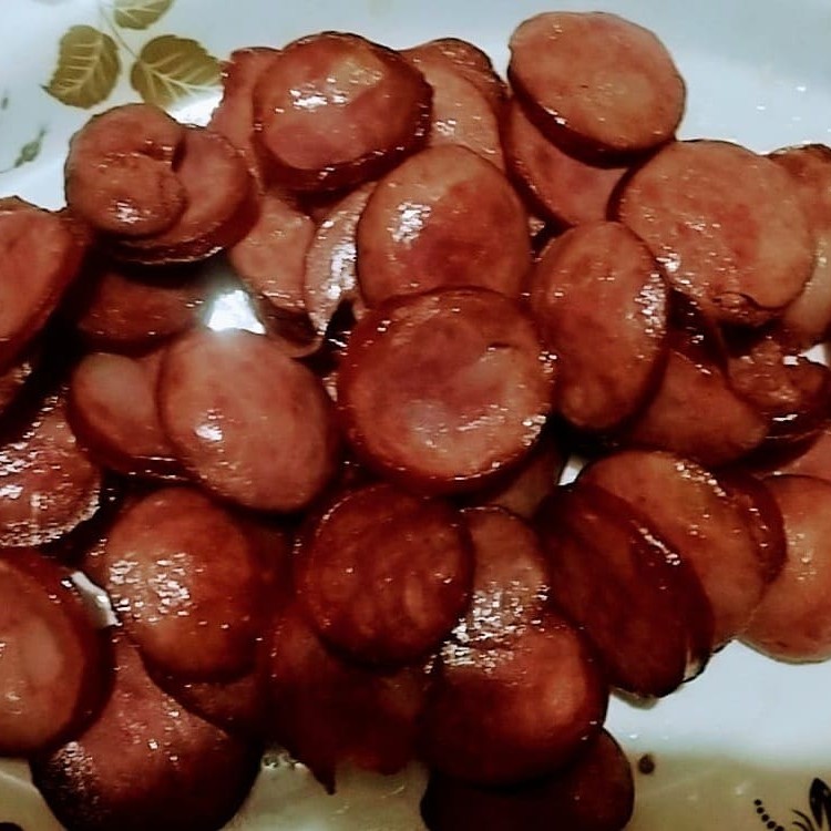 Porção de linguiça calabresa.