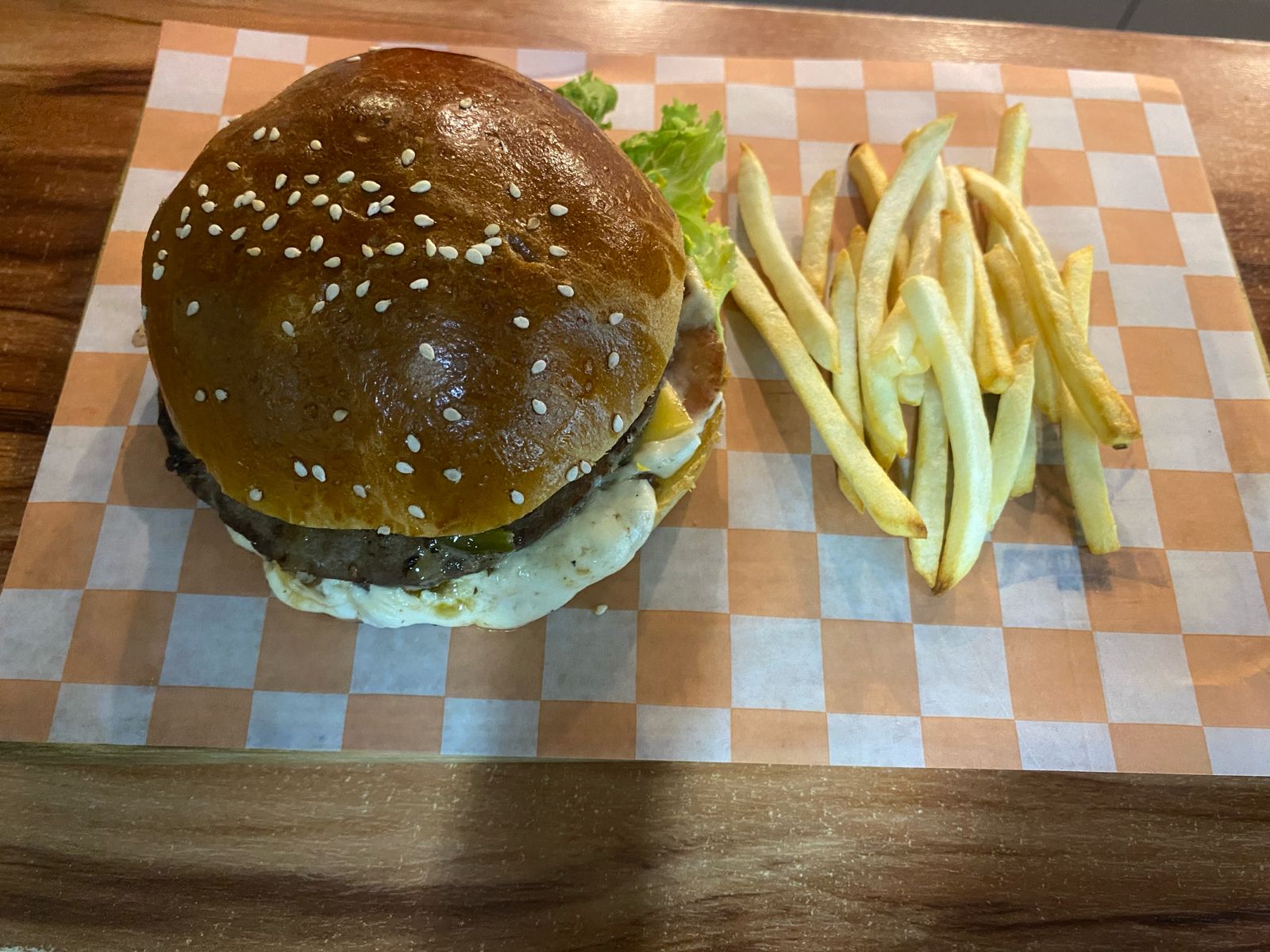 Hamburguesa Especial Toro + Papas Fritas