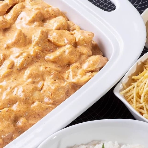 Marmita P -Estrogonofe de Frango com Arroz e Batata palha para 2 Pessoas.  *foto meramente ilustrativa