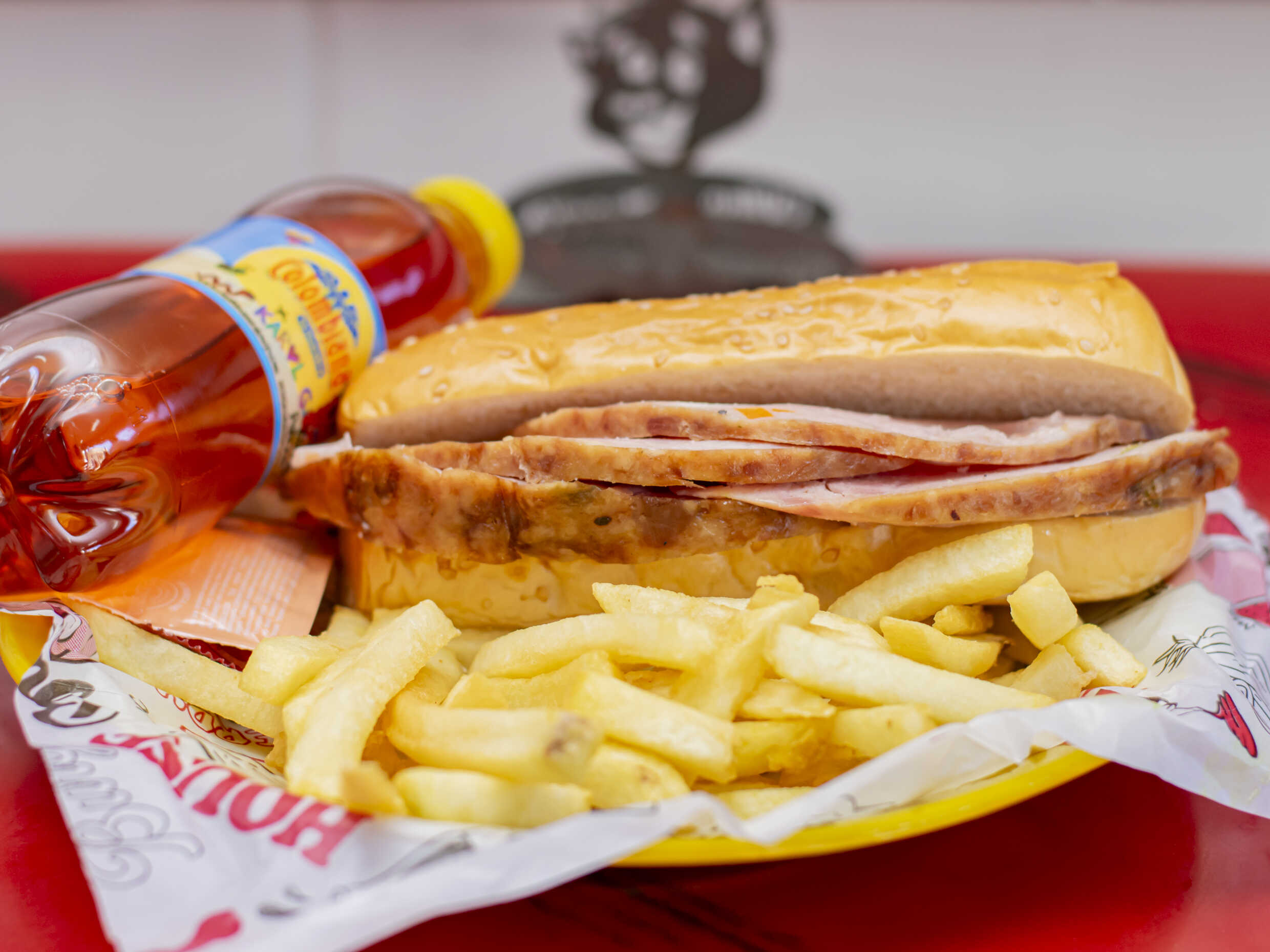 Combo Sándwich de Pernil de Cerdo + Papas + Bebida