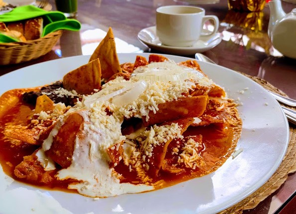 CHILAQUILES ROJOS POLLO
