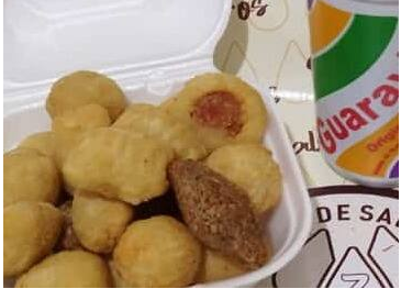 vai 3 sabores sortidos, escolher 3 entre essas 8 opções - ( coxinha, bolinha de queijo, queijo com alho, calabresa, camarão, presunto com queijo, enroladinho de salsicha e quibe.)