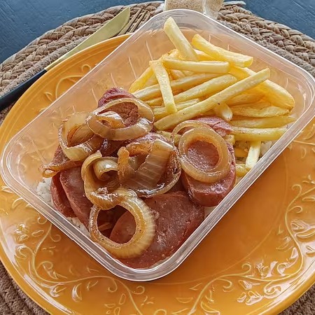 Excelente calabresa acebolada com arroz e fritas.