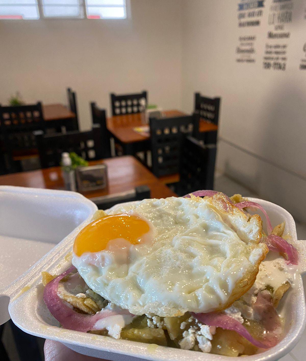 chilaquiles con huevo estrellado