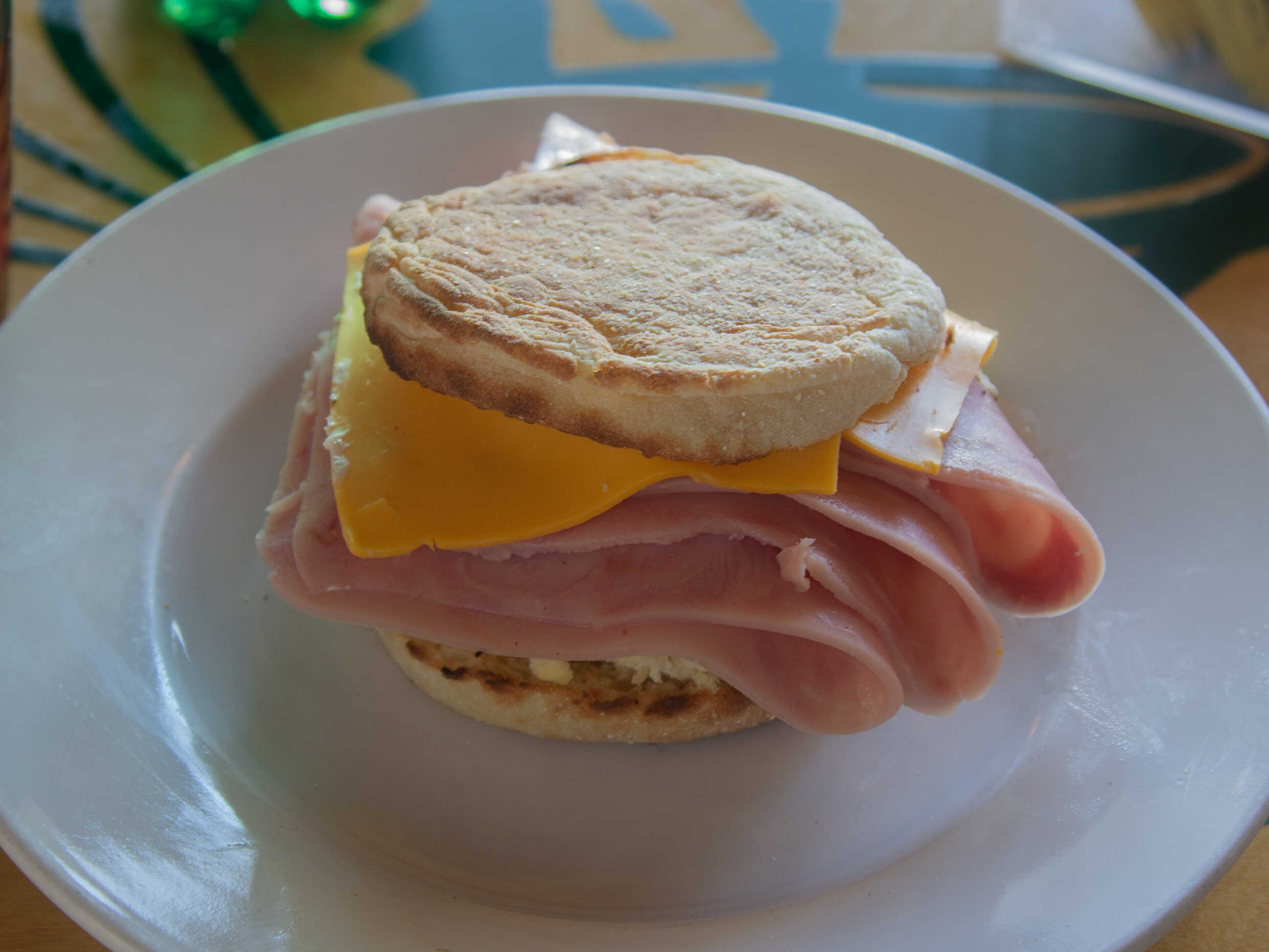 English Muffin Huevo, con Jamon de Pavo