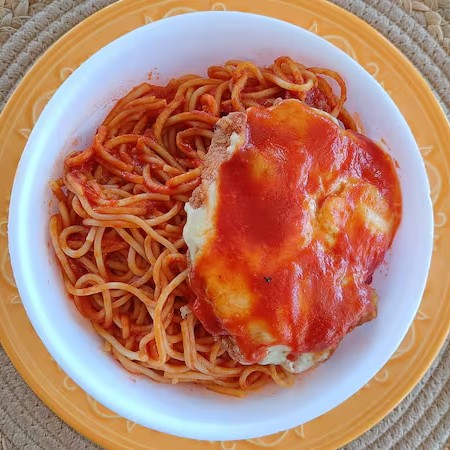 Espaguete ao sugo com o nosso famoso frango à parmegiana