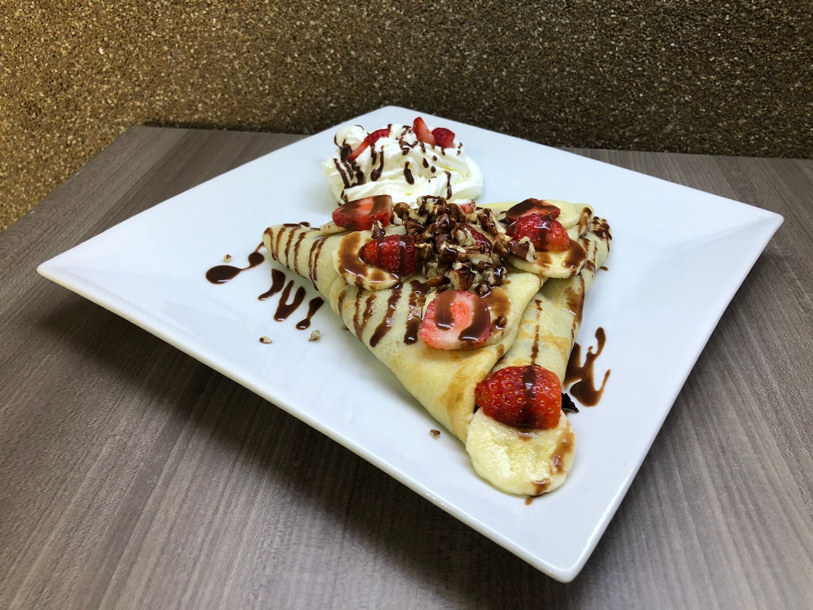 Crepe con Fudge, Pecanas o Brownies y Chantilly