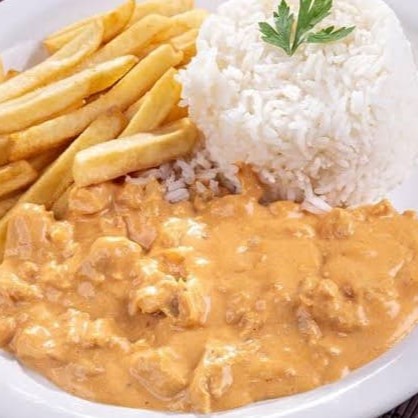 Acompanha: Arroz Branco, Strogonoff saboroso e bem temperado de Frango e Batata Frita.  Tudo bem fresquinho e saboroso com a entrega super rápida