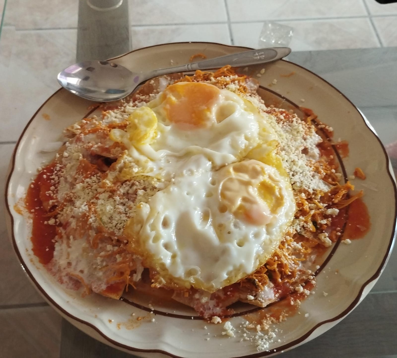 Chilaquiles de Pollo con 2 Huevos