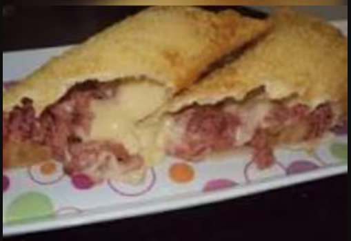 Massa de pastel frita recheada com calabresa, queijo, milho, Catupiry e orégano.