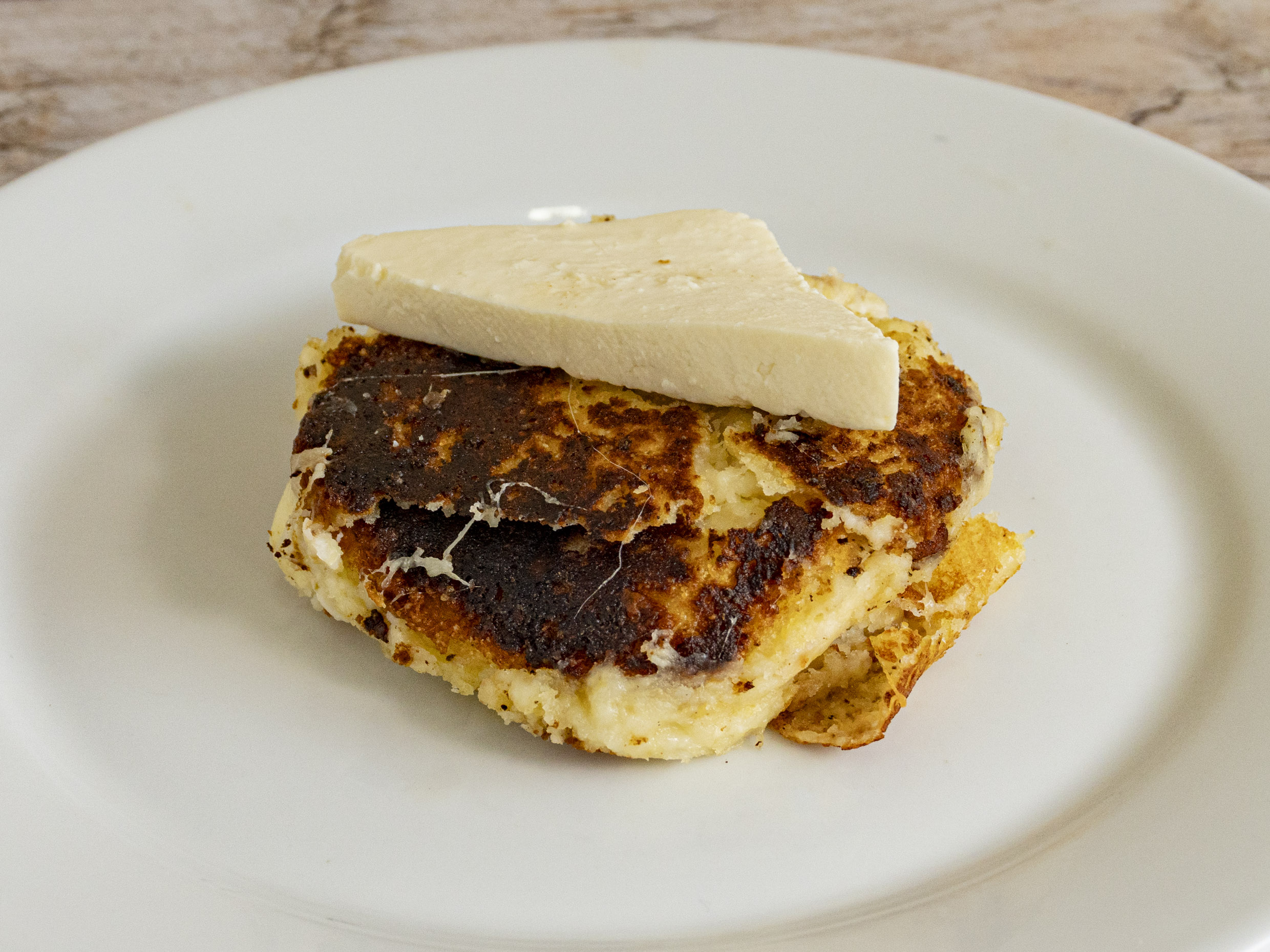 Arepa de Queso (Rellena con Queso Mozarella)
