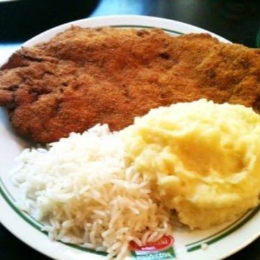 O Bife à milanesa é um prato originário da culinária italiana, composto por um bife de carne (normalmente de boi) empanado com farinha de rosca e frito em óleo. Acompanhado com, arroz, feijão, farofa, batata frita ou purê. O bife à milanesa é uma combinação deliciosa que agrada muitos paladares. Geralmente é servido com arroz e salada, completando uma refeição bastante saborosa.