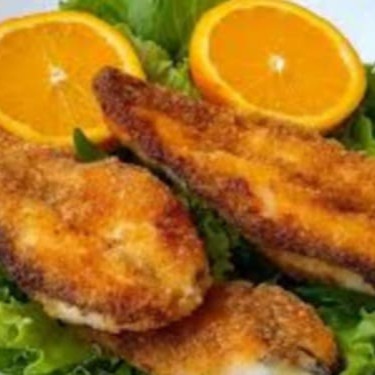 Suculentos pedaços de tilápia em postas fritas.  Acompanha arroz, pirão, salada, feijão e batata frita.