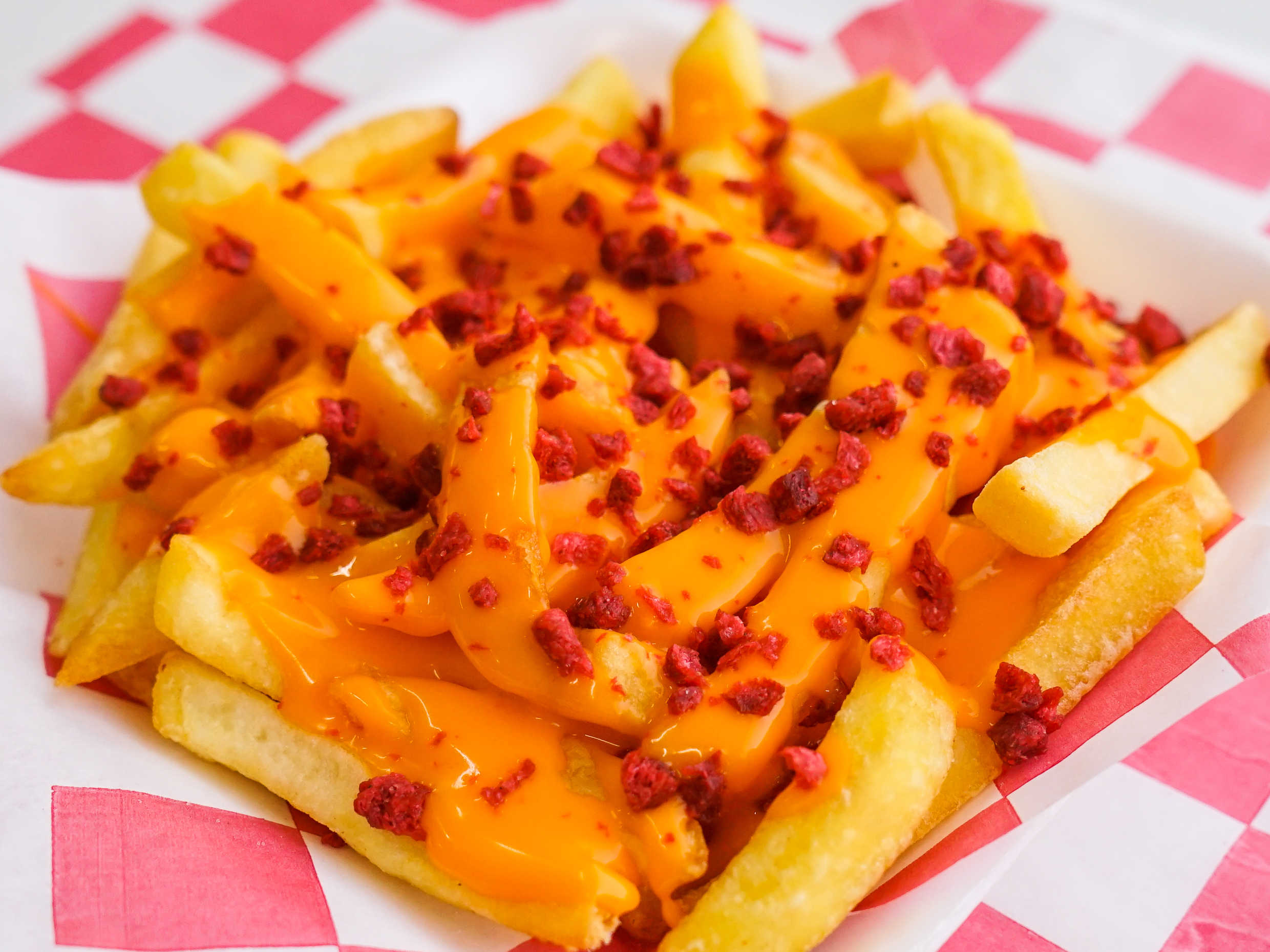Papás a la francesa con queso y. Tocino