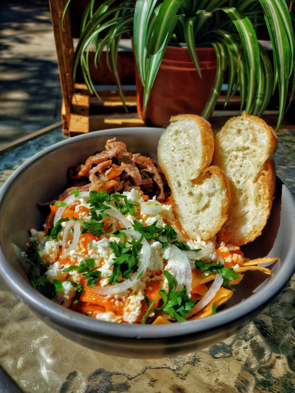Combo Chilaquiles + Fruta + Jugo.