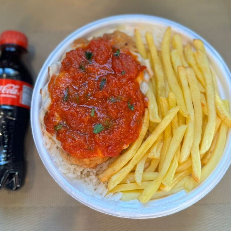 Marmita com delicioso filé de frango parmegiana (empanado na massa crocante coberto com molho de tomates e queijo) acompanhado de arroz branco e batatas fritas. Acompanha refrigerante pet Coca Cola bem gelado. Marmita indicada para 01 pessoa.