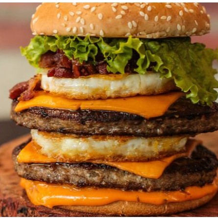 Pão, 2 carnes de picanhas de 120g, 2 ovos, bacon, queijo cheddar, salada e molho da casa