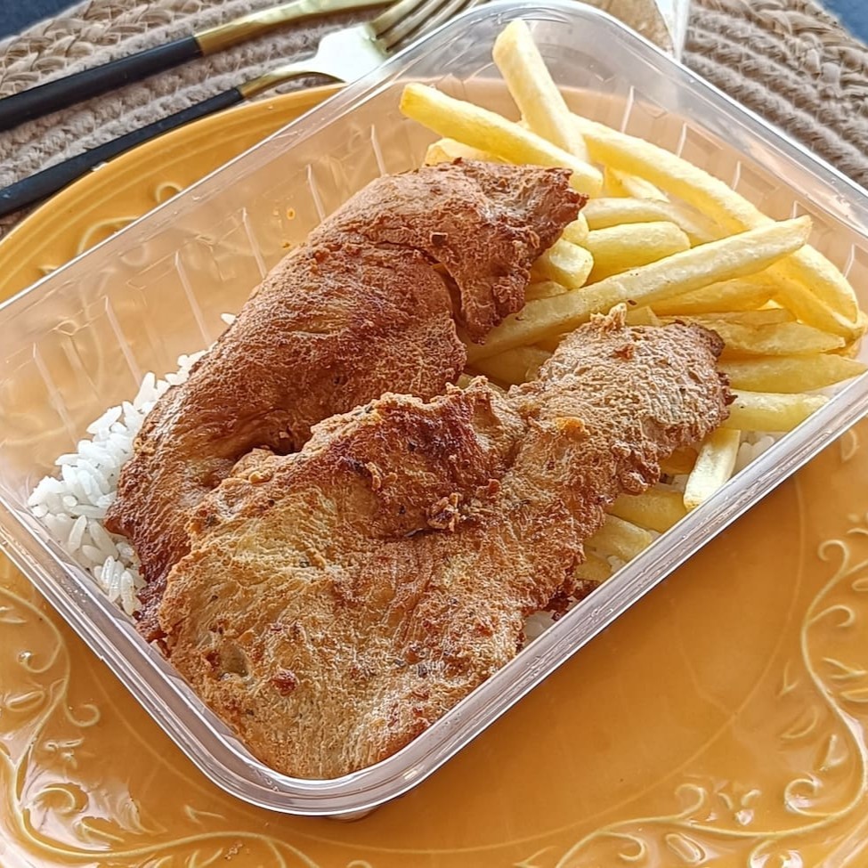O frango bem grelhadinho é servido com arroz fresquinho e guarnição a sua escolha.