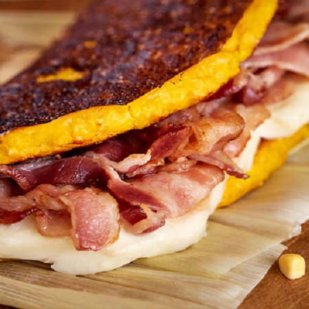 Cachapa con Queso de Mano Tocineta y Jamón