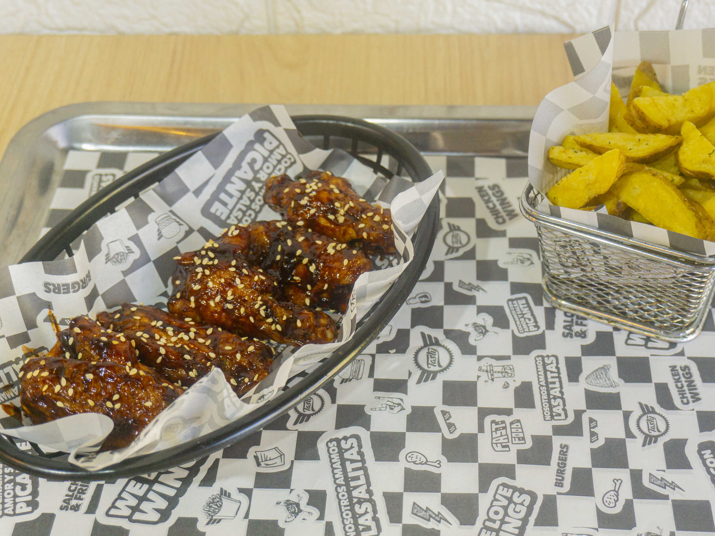 Combo Hot Wings Hoisin con Papas Tasty