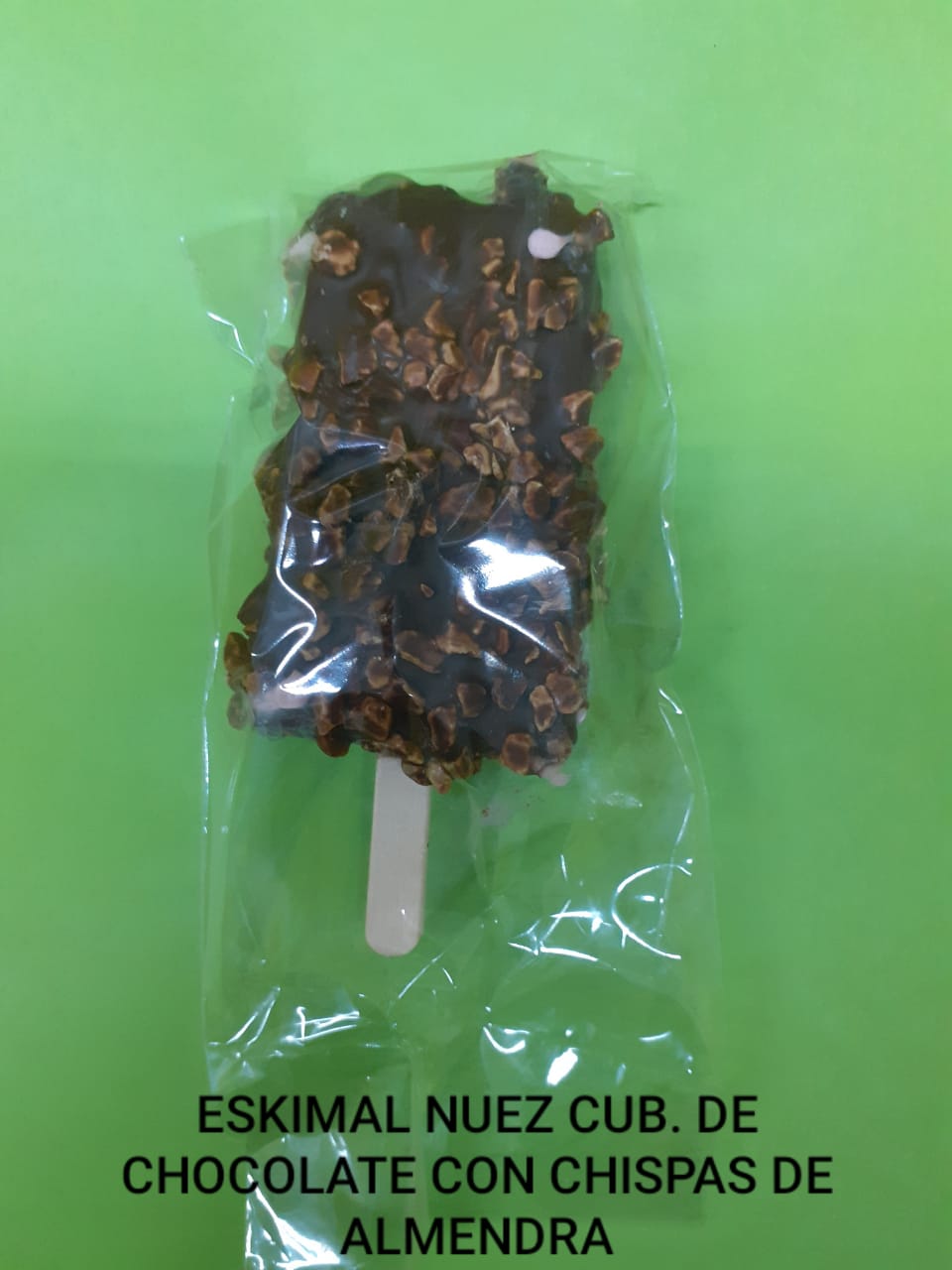 ESQUIMAL DE FRESA CON CHISPAS DE NUEZ