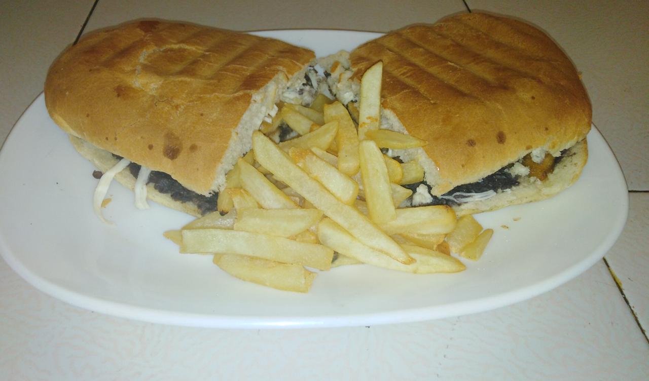 Torta de Milanesa con Papas a la Francesa