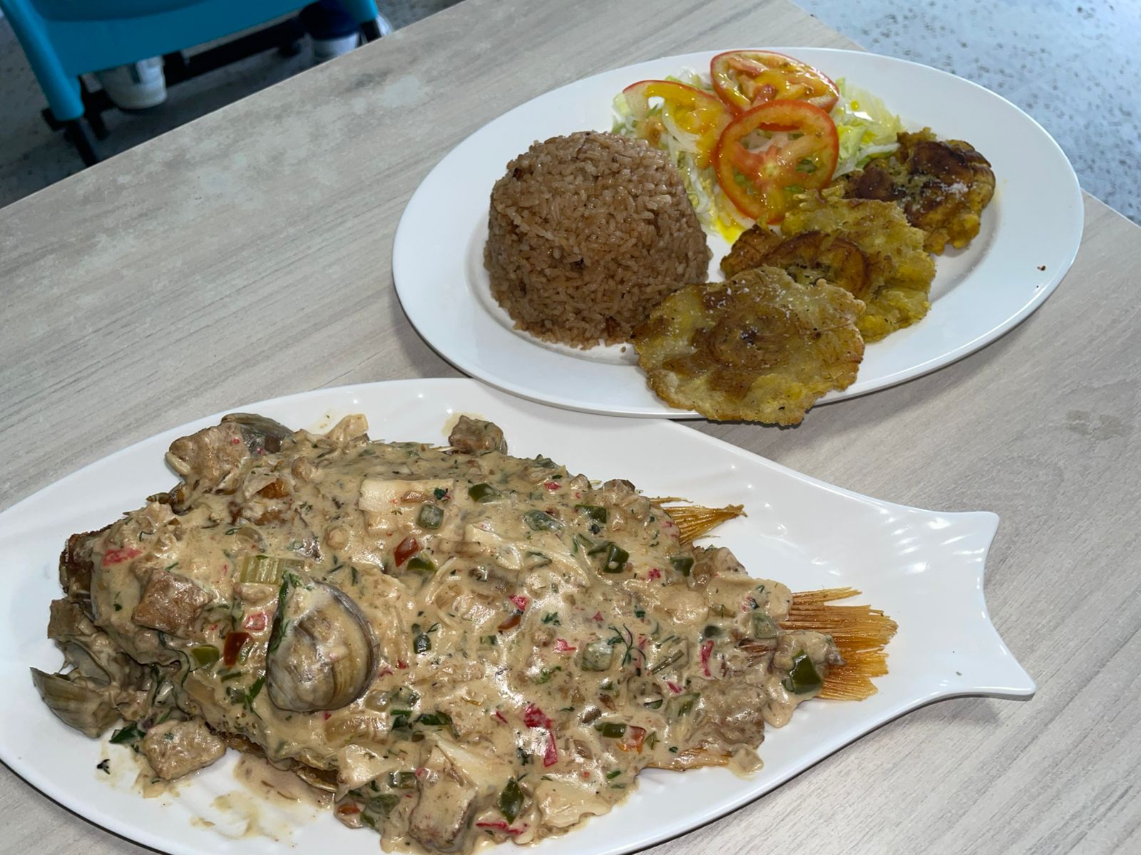 Mojarra Negra en Salsa de Mariscos