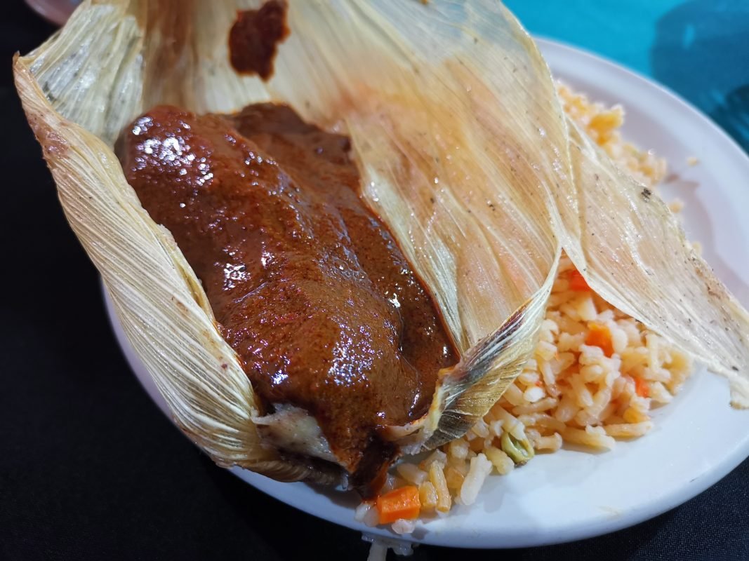 Tamal de Frijol con Mole