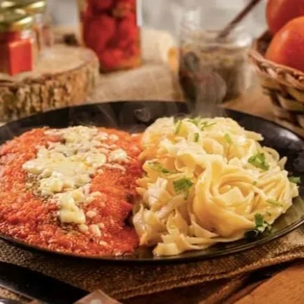 File de carne crocante c/ molho natural de tomate gratinado com mussarela e acompanhado de massa ao alho e óleo.