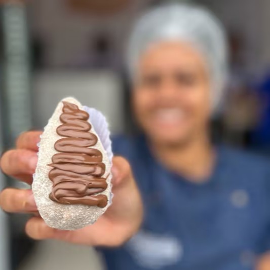 Brigadeiro branco, recheado com Morango, enrolado no Leite em Pó e decorado com Nutella!