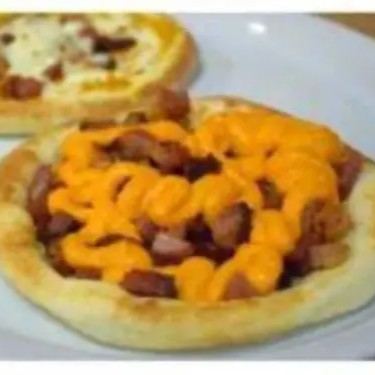 mussarela, bacon e cheddar.