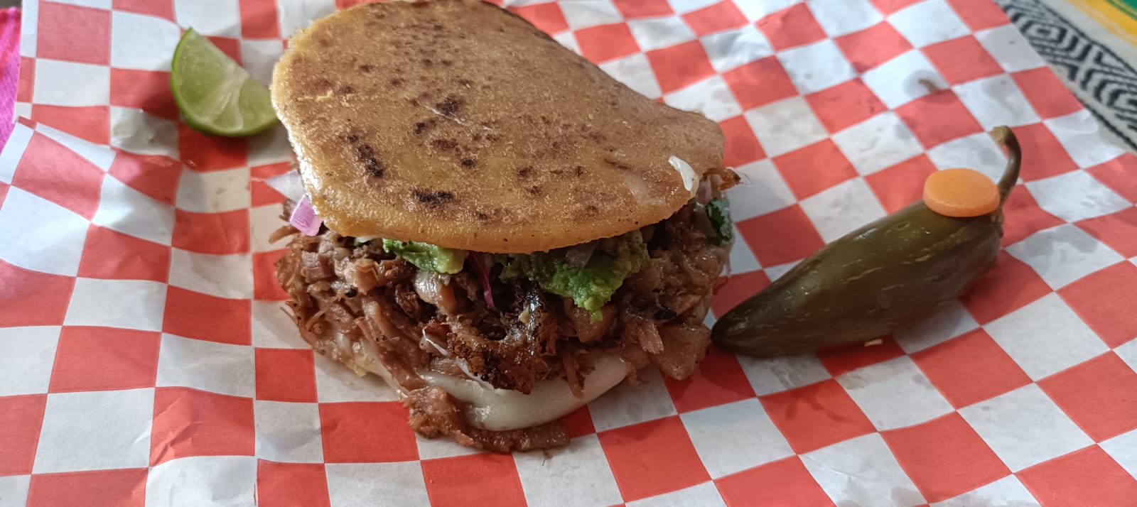 Gordita de Chicharrón con Carnitas